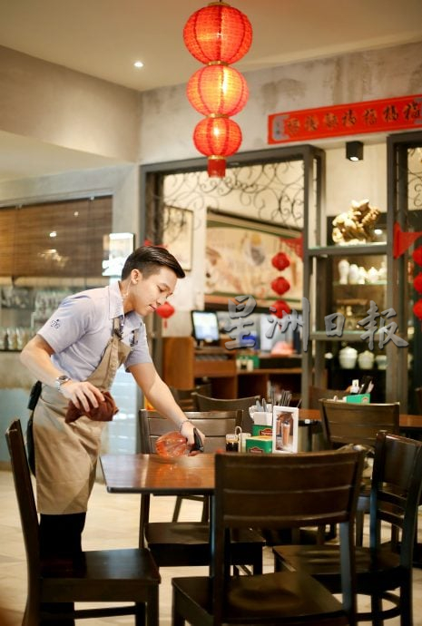 【我们】巫裔小伙为与华裔顾客沟通 学菜单80样粤语食物名