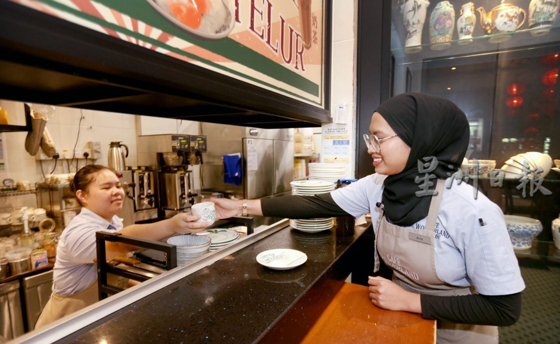 【我们】巫裔小伙为与华裔顾客沟通 学菜单80样粤语食物名