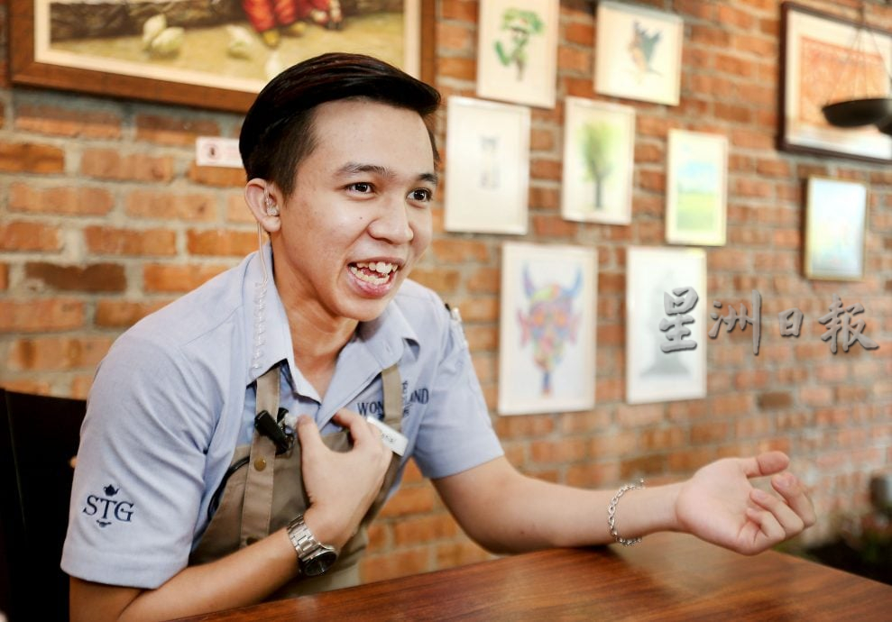 【我们】巫裔小伙为与华裔顾客沟通 学菜单80样粤语食物名