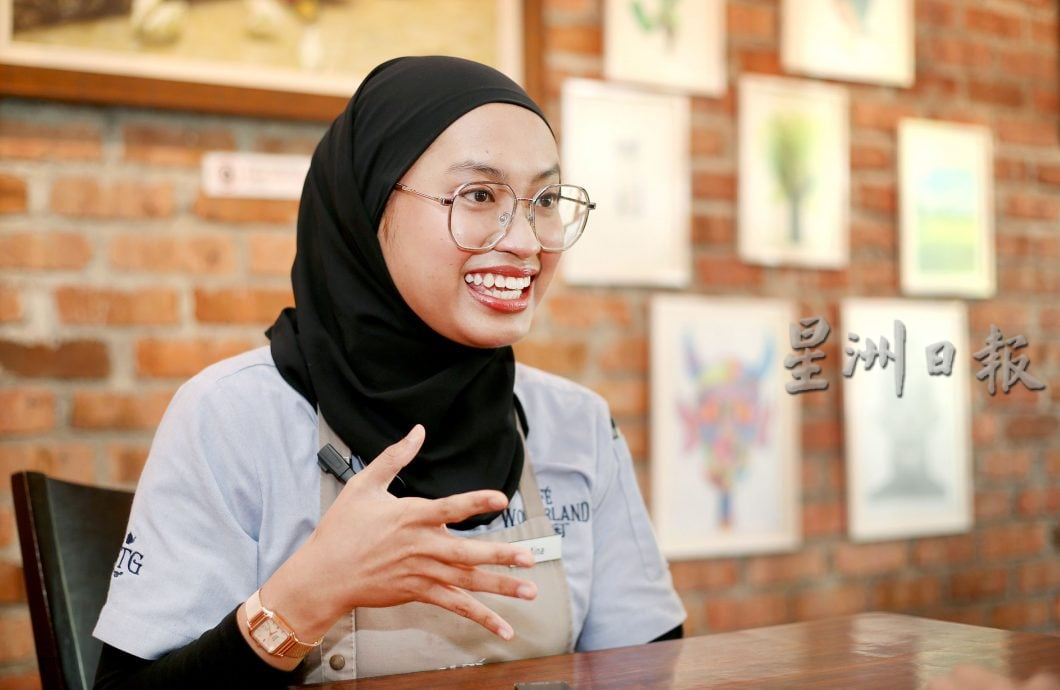 【我们】巫裔小伙为与华裔顾客沟通 学菜单80样粤语食物名