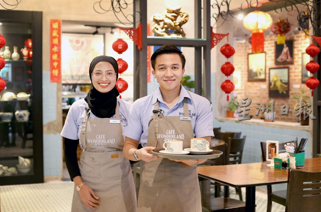 【我们】巫裔小伙为与华裔顾客沟通 学菜单80样粤语食物名