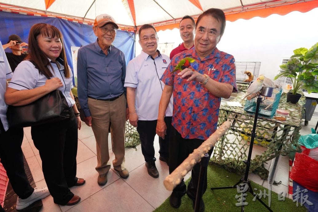  逾千人响应支持筹建校基金 深斋中学校庆义卖会热爆