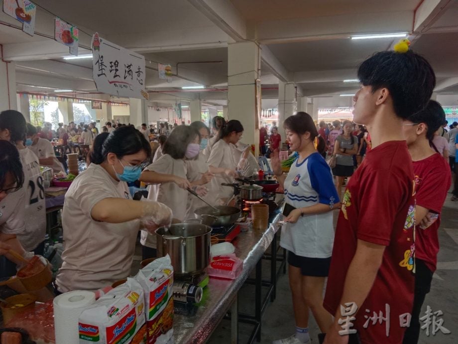  逾千人响应支持筹建校基金 深斋中学校庆义卖会热爆