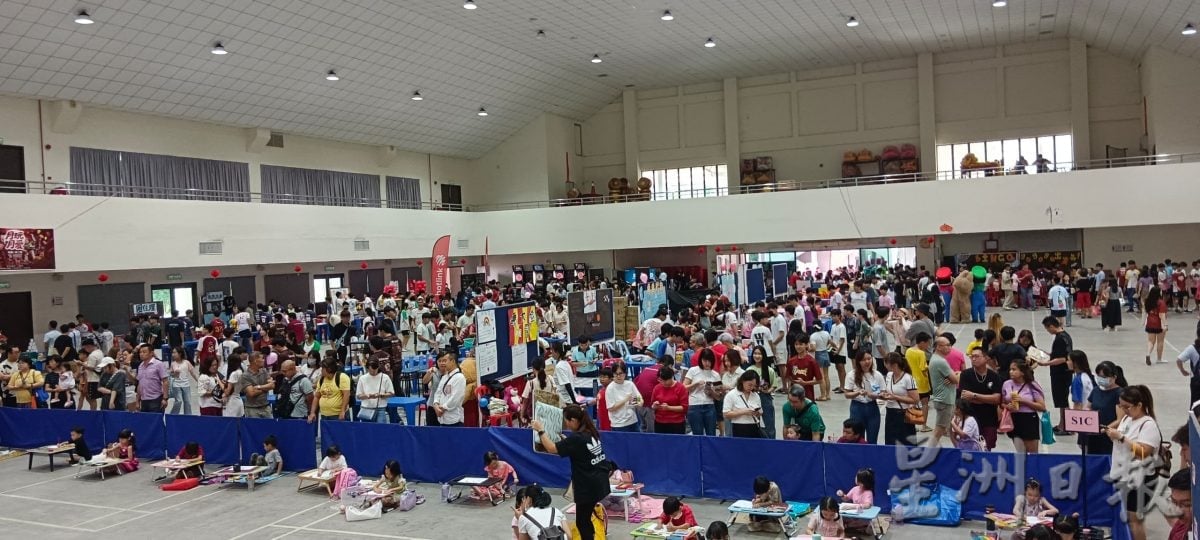  逾千人响应支持筹建校基金 深斋中学校庆义卖会热爆