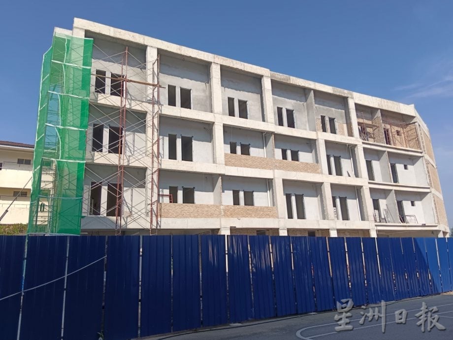 逾千人响应支持筹建校基金 深斋中学校庆义卖会热爆