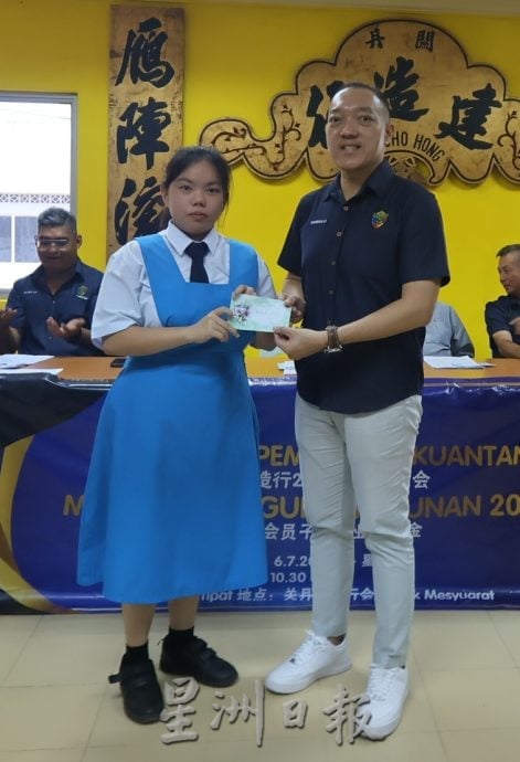 东:已签发:关丹建造行主席卢俊杰希望学生们,能学习鲁班精神——动脑、肯学、不怕苦,将来不管做什幺行业,都会有一番作为