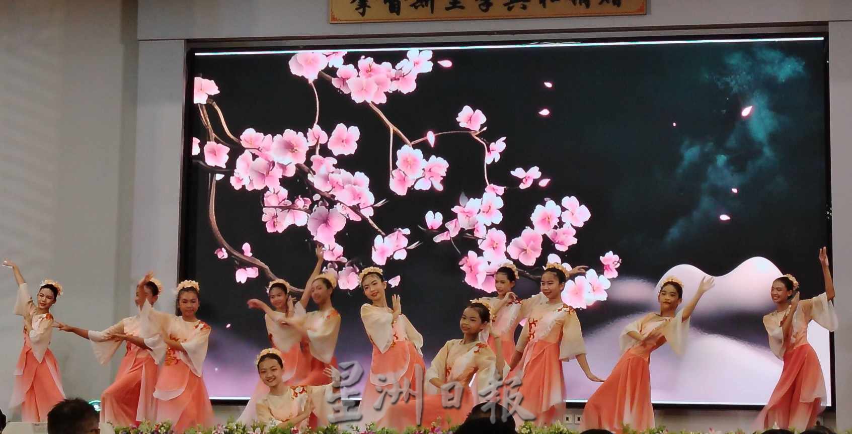 哥市中华中小学董事长赖德城指出，自今年一月议决兴建礼堂以来，短短6个月内完成设计、筹备、义跑及感恩晚宴等系列工作，目前已筹得185万1642令吉，成功突破第一阶段目标。