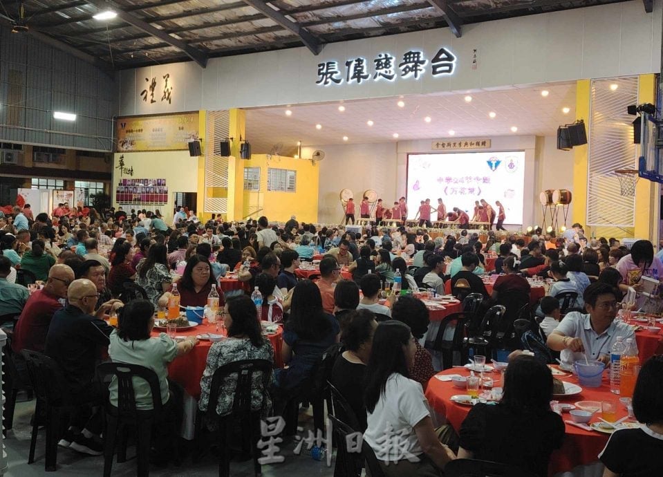 哥市中华中小学董事长赖德城指出,自今年一月议决兴建礼堂以来,短短6个月内完成设计、筹备、义跑及感恩晚宴等系列工作,目前已筹得185万1642令吉,成功突破第一阶段目标。