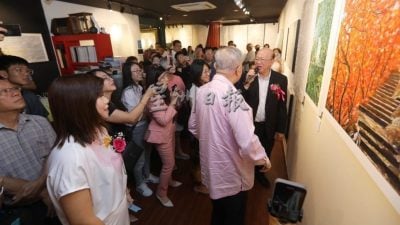 80大寿办第3次个展 黄和平绘出彩色人生