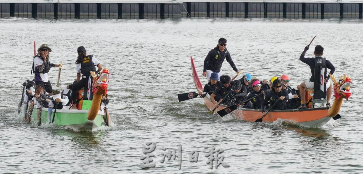 (9/7见报)星角摄/龙舟竞速桨影翻飞 紧张刺激热血沸腾