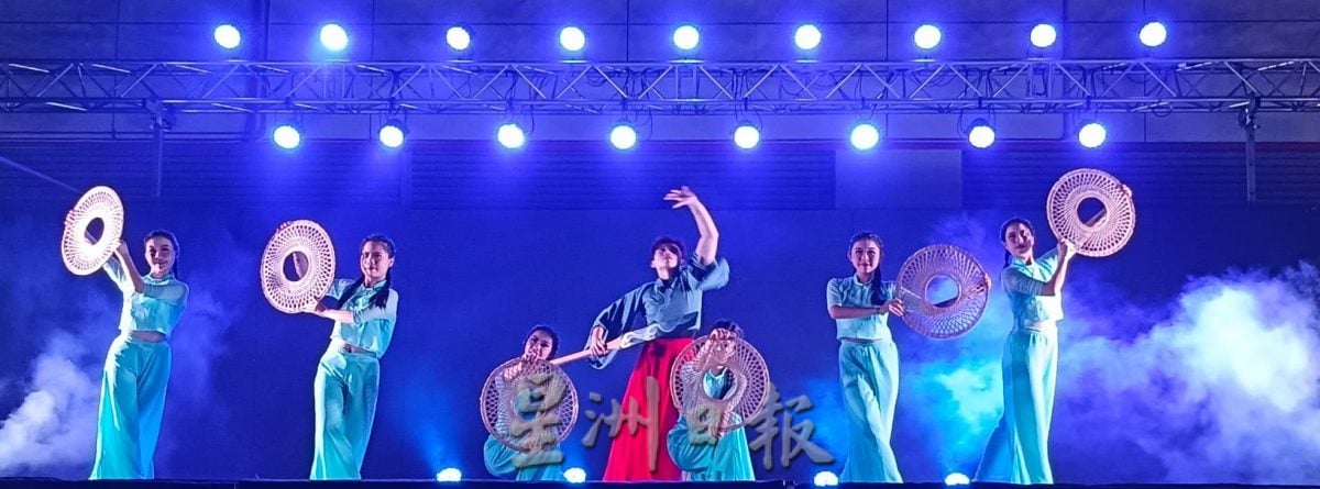 霹： “青春舞汇·巴占3”热烈上演 13团体展舞艺魅力吸睛