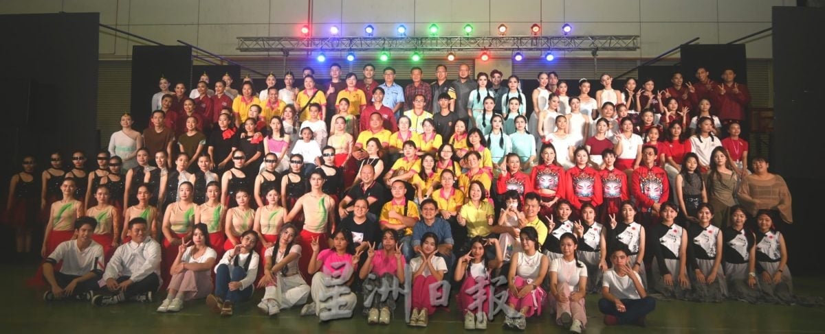 霹： “青春舞汇·巴占3”热烈上演 13团体展舞艺魅力吸睛