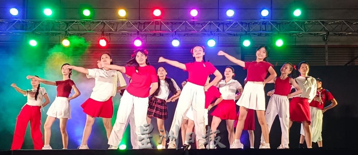 霹： “青春舞汇·巴占3”热烈上演 13团体展舞艺魅力吸睛