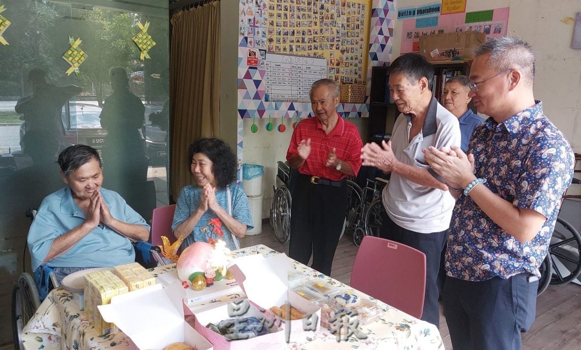 (古城第四版主文)孝顺律师为生病的父亲第一次庆祝生日