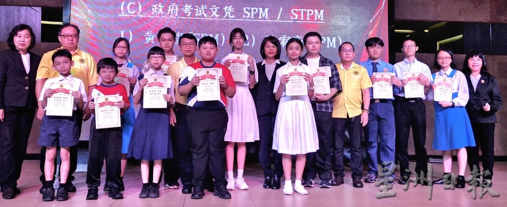 已签发 柔：版头之一：銮黄氏公会8周年纪念晚宴 黄秀英：期待新脸孔加入推动会务