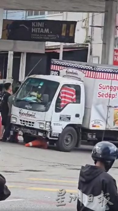 疑司机停车忘拉手制 面包罗里“冲”入油站