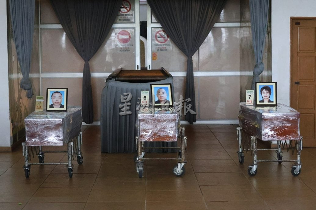 （供星洲网）全国版/一家三口陈尸家中案 | 获赞助身后事全部费用，死者3人在社会温情中火化告别