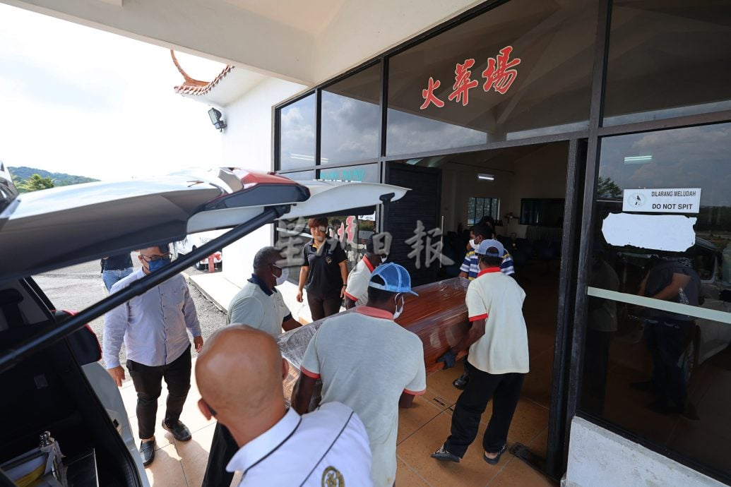 （供星洲网）全国版/一家三口陈尸家中案 | 获赞助身后事全部费用，死者3人在社会温情中火化告别