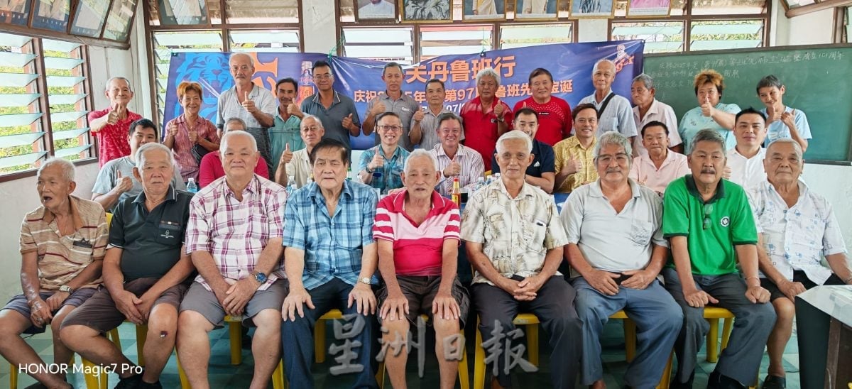 东:已签发:关丹鲁班行配合鲁班先师宝诞的重大日子,特于农历六月十三(7月7日),举办庆祝鲁班行先师宝诞暨成立101周年茶会典礼