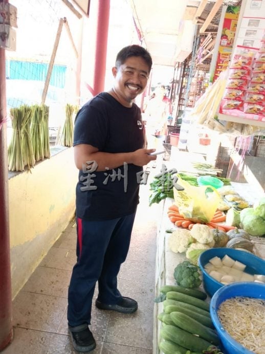 蟒蛇清晨闯公市 菜贩吓破胆急召援