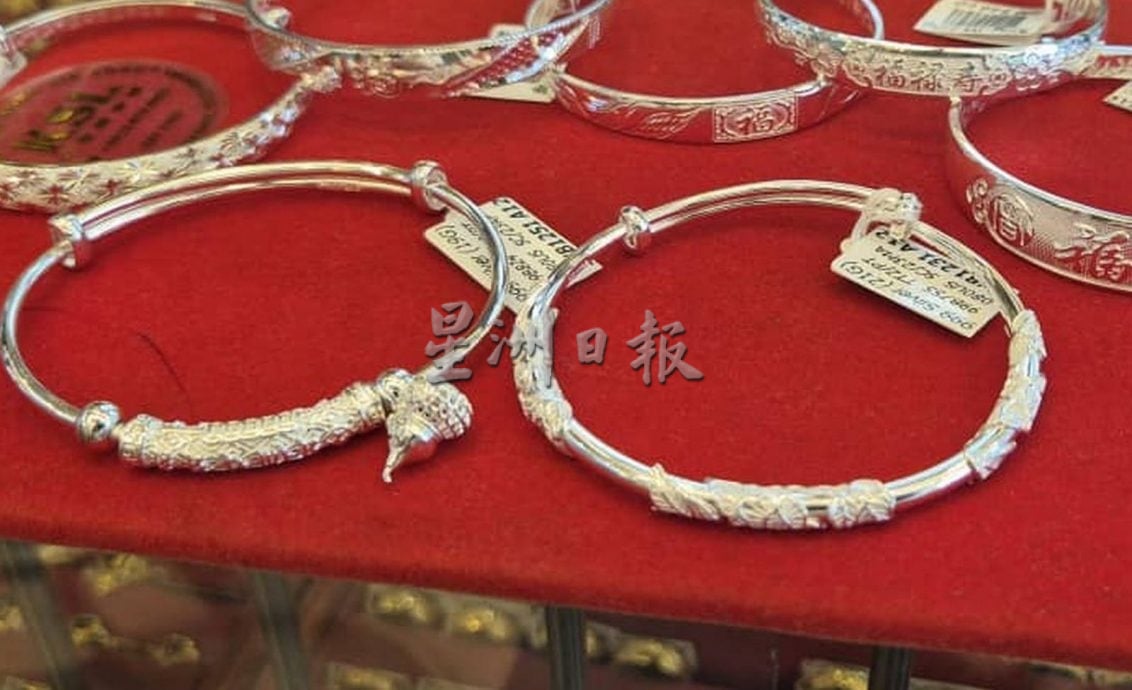 闰月买饰品赠老人家添福添寿