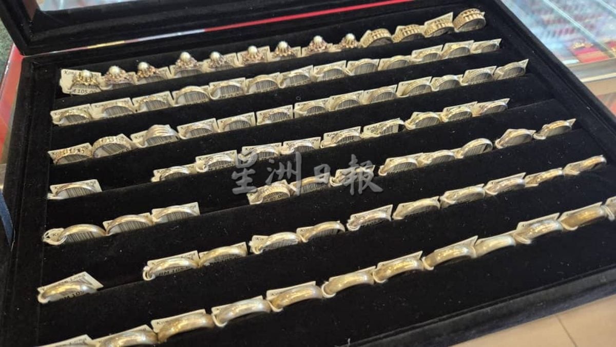 闰月买饰品赠老人家添福添寿