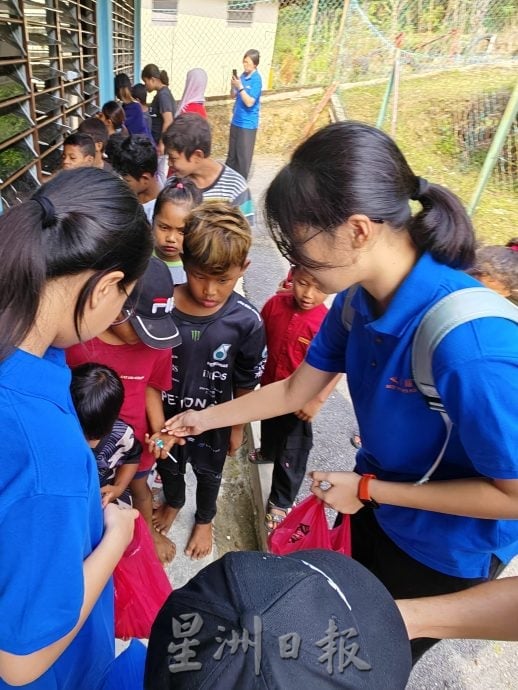  热心义工们给偏乡贫困原住民送暖