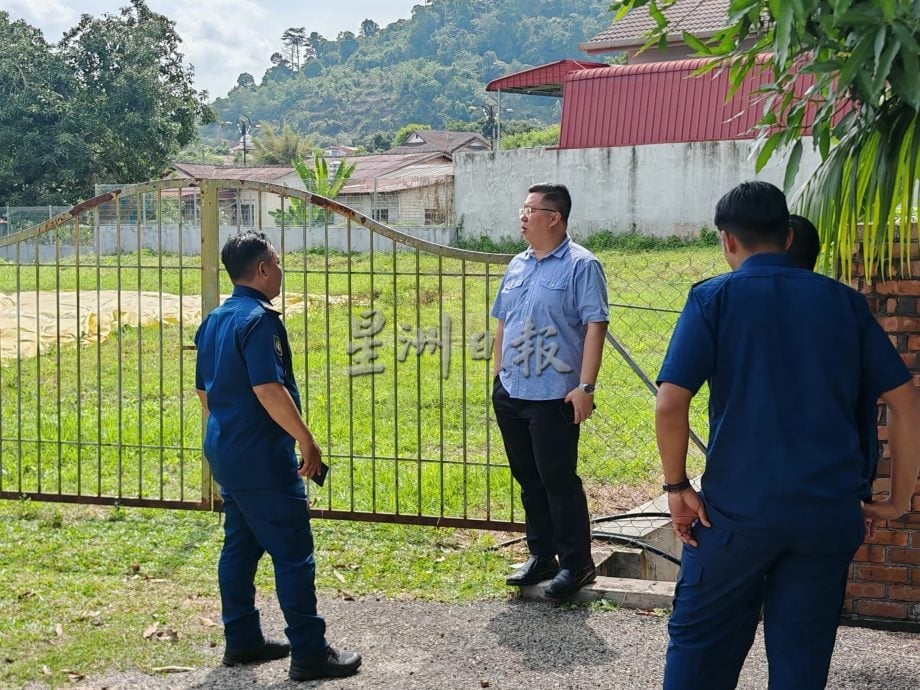 (古城第六版主文)空地地主为防杂草用塑料布铺盖,却引发另外问题即积水养蚊