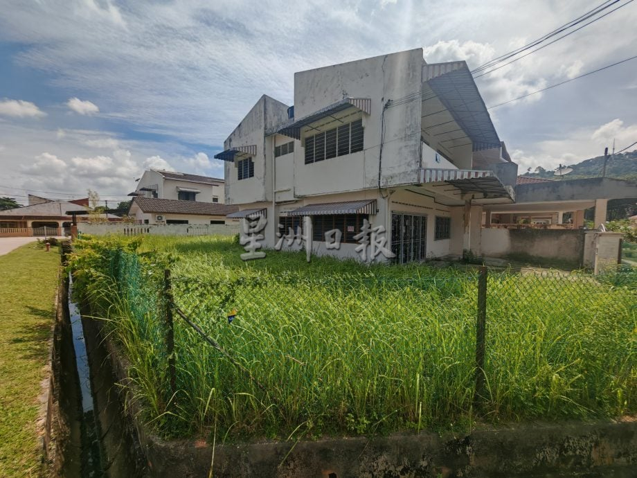 (古城第六版主文)空地地主为防杂草用塑料布铺盖,却引发另外问题即积水养蚊