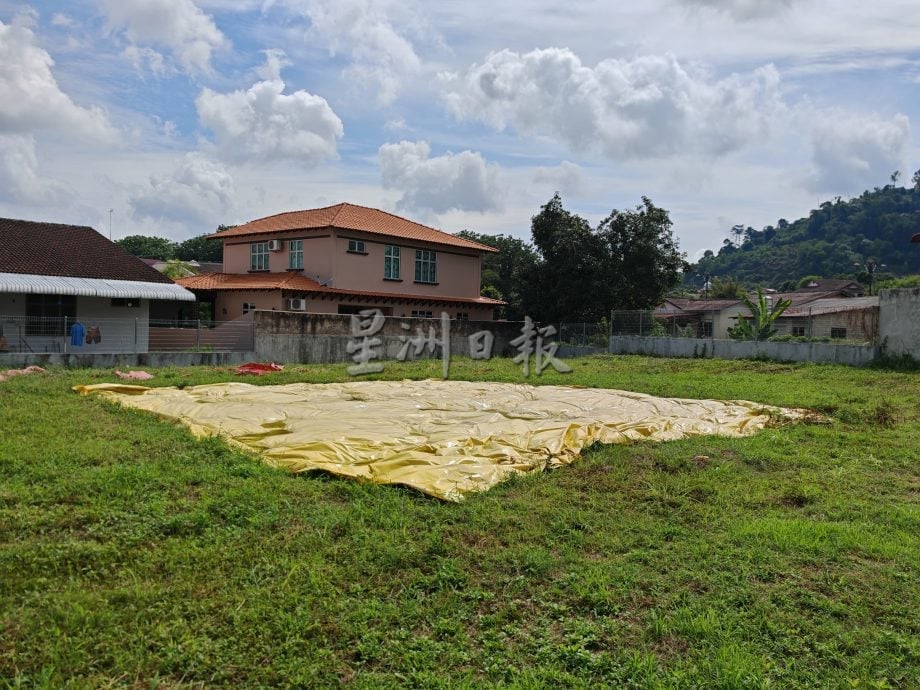 (古城第六版主文)空地地主为防杂草用塑料布铺盖,却引发另外问题即积水养蚊