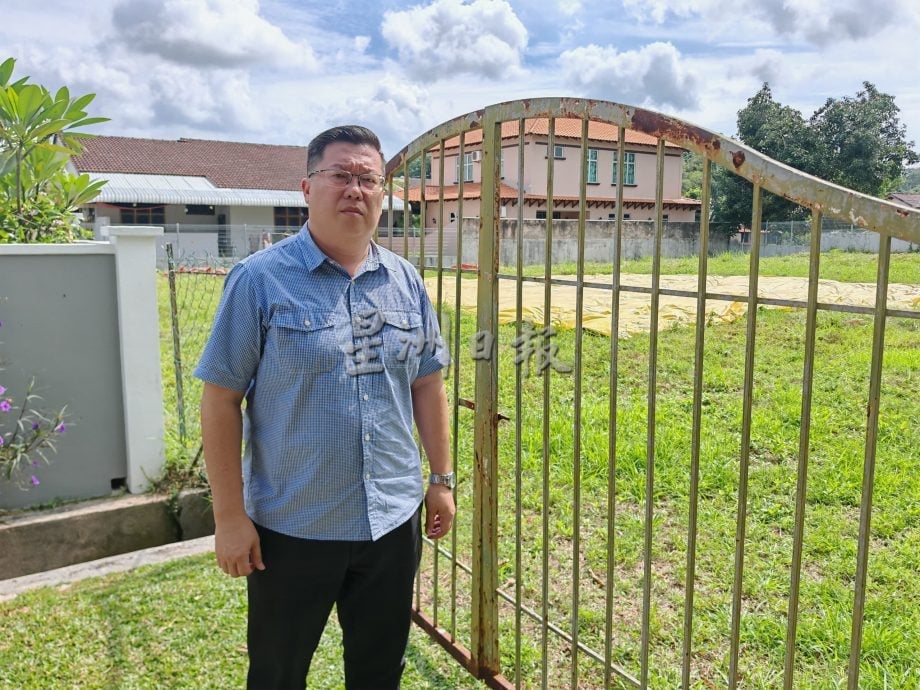 (古城第六版主文)空地地主为防杂草用塑料布铺盖,却引发另外问题即积水养蚊