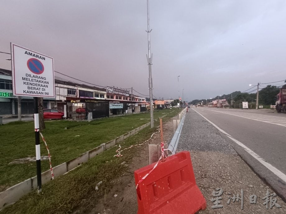 重型罗里频违停挡视线,工程局设防撞杆护民安