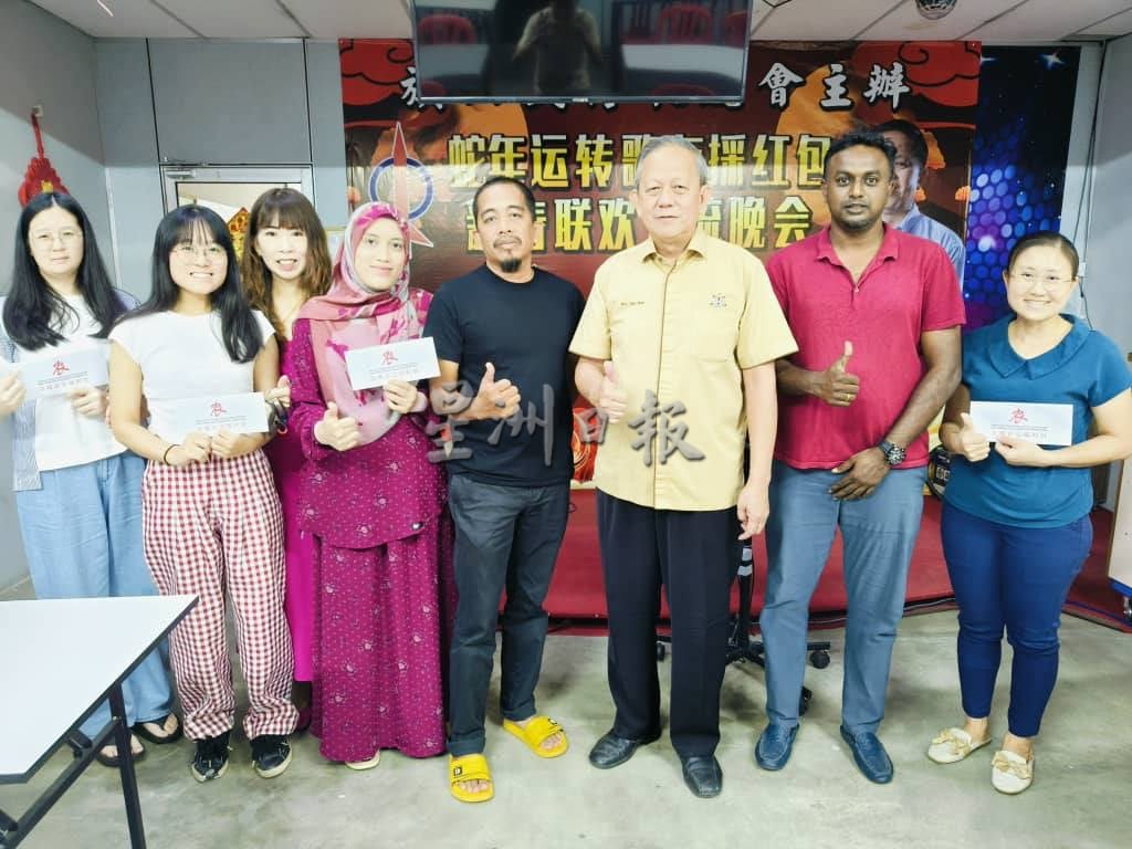 东:(已签发)胡智云颁发奖励金给4位STPM优秀生