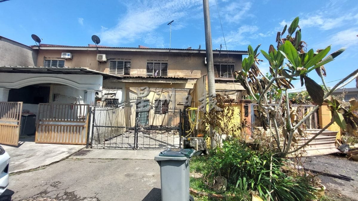 已签发 柔:版二头:4廉价屋连环烧 男子披湿毛巾跳墙逃生