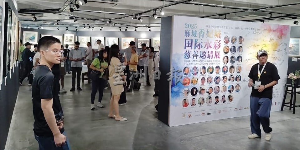 已签发 柔:版头之一:40画家聚首麻坡 以画作为中化中学美术基金献力