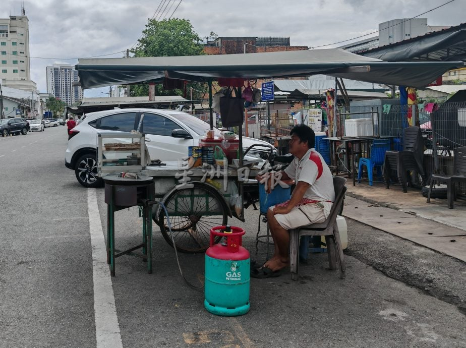 （大北马）二条路美食街32名小贩同意搬迁，优先迁移附近地段，保留三轮车文化。