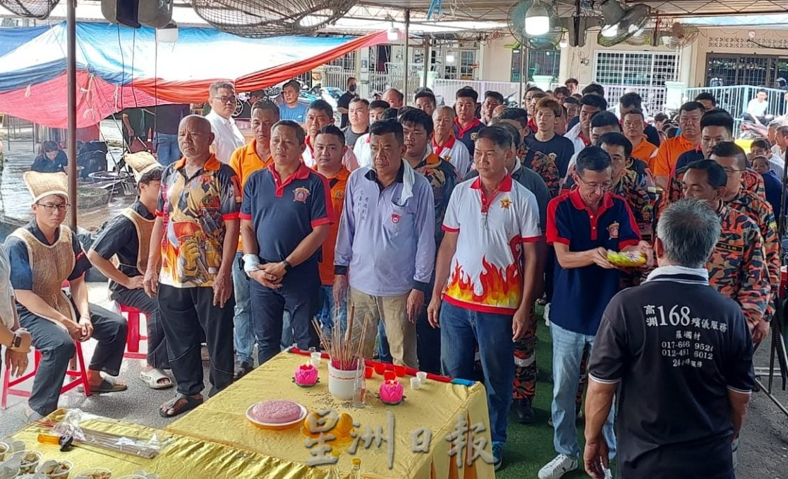 王瑞美大队长永别了 消防车开路 全村数百村民相送  