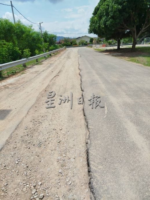 挖了没善后?2住宅区衔接路被挖掘后 坑坑洼洼