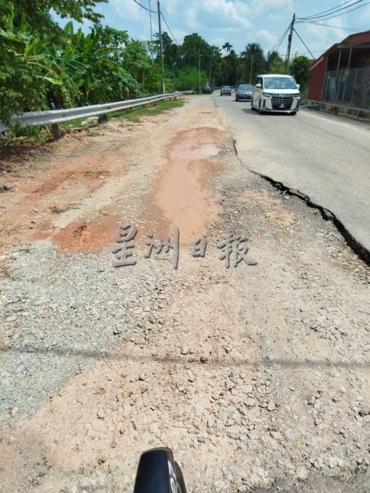 挖了没善后?2住宅区衔接路被挖掘后 坑坑洼洼