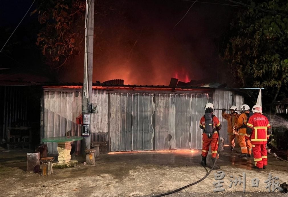 打扪摩托维修厂起火 85%焚毁无人伤亡