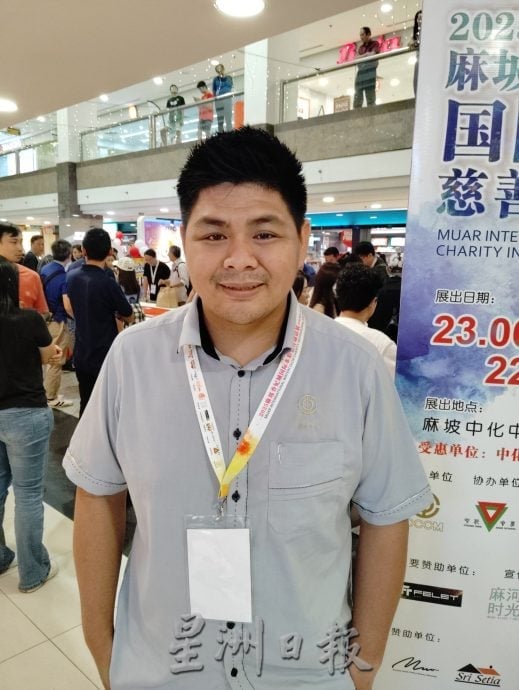 **已签发**柔:封面:逾20国内外画家联手绘制 《麻坡上河图》及《中化中学校景图》各10米长