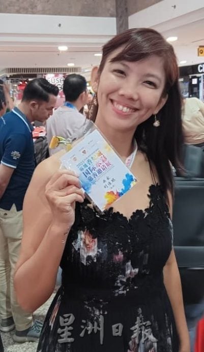 **已签发**柔:封面:逾20国内外画家联手绘制 《麻坡上河图》及《中化中学校景图》各10米长