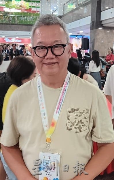 **已签发**柔:封面:逾20国内外画家联手绘制 《麻坡上河图》及《中化中学校景图》各10米长