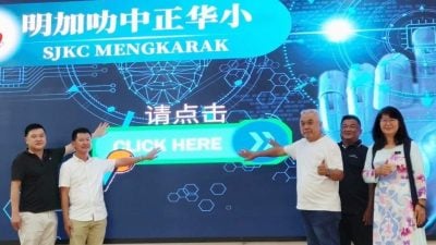 明加叻华小百年校庆筹款获校友支持 已故颜福树和曾宝英夫妇子嗣赞助7.5万提升舞台 力实达捐赠校鞋袜予学生