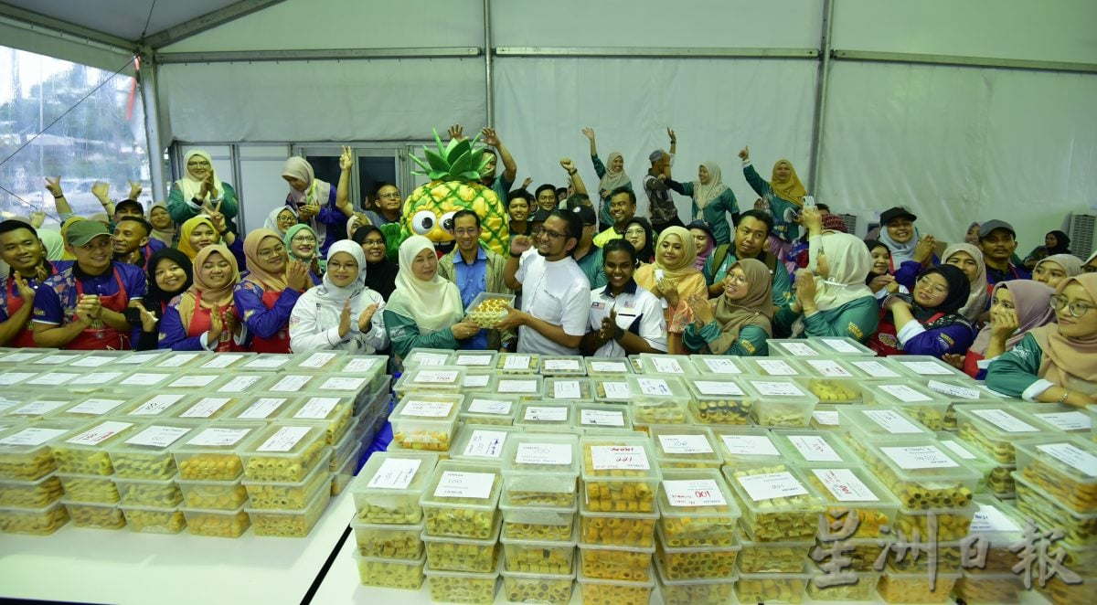 3万个黄梨挞香气扑鼻，创大马纪录