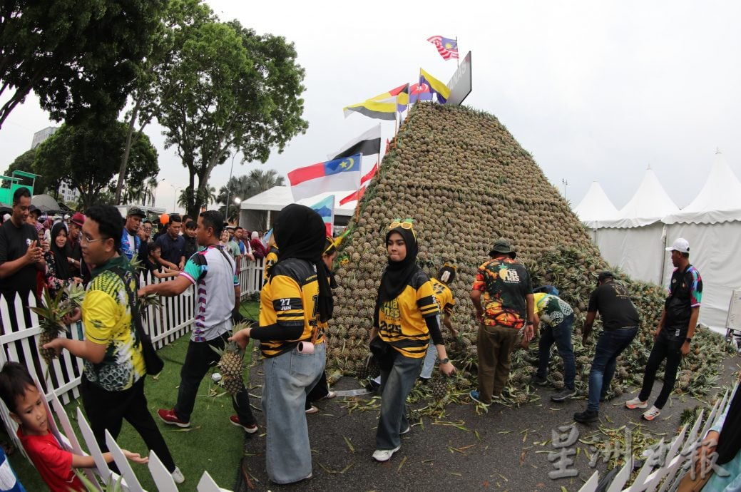 3万个黄梨挞香气扑鼻，创大马纪录