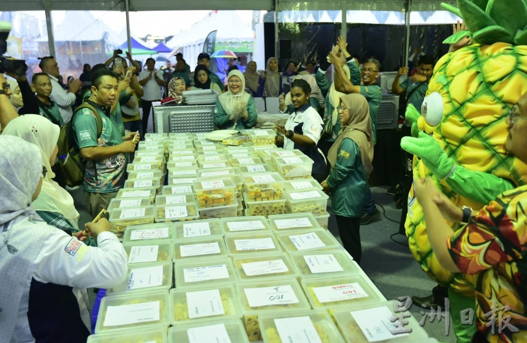 3万个黄梨挞香气扑鼻，创大马纪录