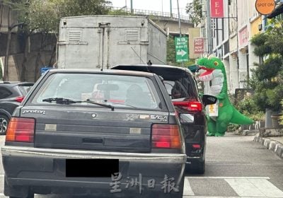 林朝雁：穿梭道路兜售食物危险   安置人偶装扮者文艺表演