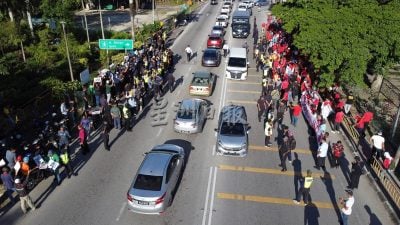 挺安华 倒安华集会同地点举办 两派支持者隔着马路叫嚣