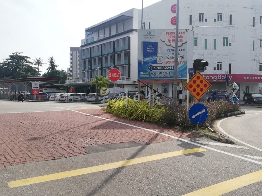 （古城封面副文）路牌设得太低，市民担心成伤人利器